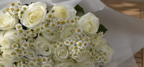 Букеты для разных праздников: обзор популярных цветов