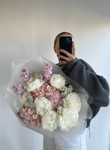 Нежный сборный букет с белыми пионами от интернет-магазина цветов в 