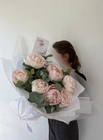 Монобукет из светло-розовых пионов с эвкалиптом от интернет-магазина цветов в 