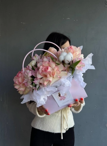 Композиция в сумочке с ажурными розами от интернет-магазина цветов в 