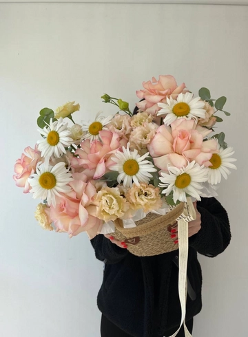 Композиция в плетеной корзинке с ромашками от интернет-магазина цветов в 