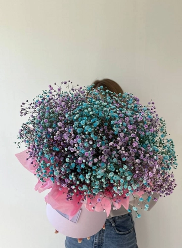 Композиция в шляпной коробке с гипсофилой от интернет-магазина цветов в 