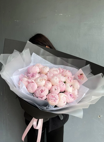 Стильный букет из пионов от интернет-магазина цветов в 