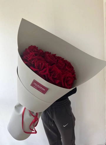 Элегантный букет из ажурных красных роз от интернет-магазина цветов в 