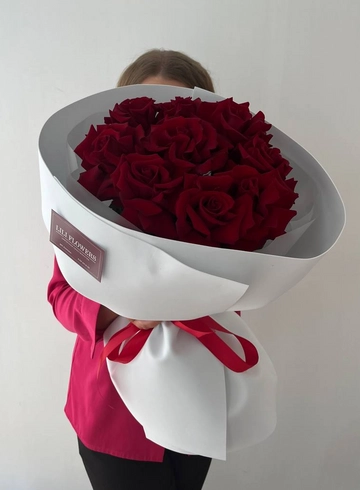 Стильный букет из ажурных красных роз в белой упаковке от интернет-магазина цветов в 