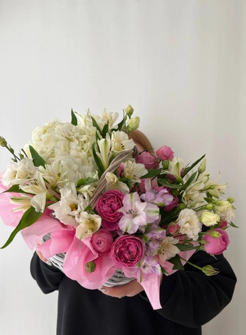 Нежная сборная корзина с альстромерией и кустовыми розами от интернет-магазина цветов в 