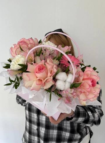 Милая композиция с ажурными розами от интернет-магазина цветов в 