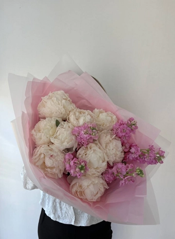 Букет с белыми пионами и маттиолой от интернет-магазина цветов в 