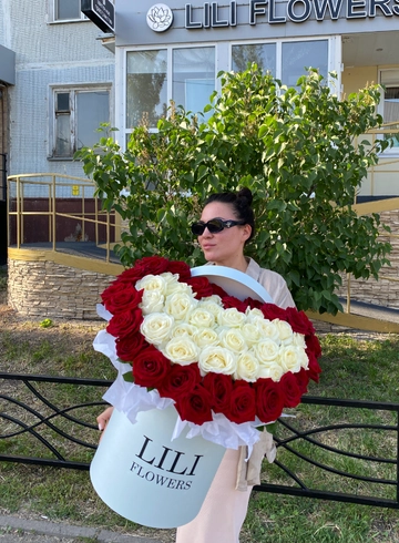 Композиция в шляпной коробке в виде сердца от интернет-магазина цветов в 