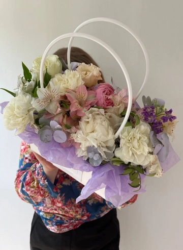 Сборная сумочка альстромерией, гвоздиками и розами от интернет-магазина цветов в 