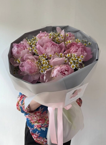 Букет с пионами и полевой ромашкой от интернет-магазина цветов в 