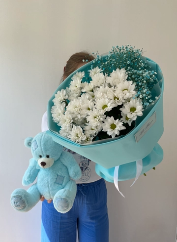 Букет с хризантемой и гипсофилой. Плюшевый медведь от интернет-магазина цветов в 