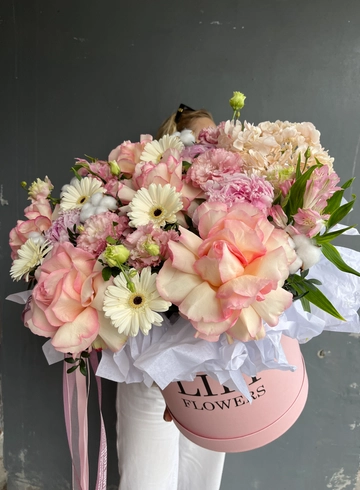 Нежная коробка с герберами, эустомой, ажурными розами и альстромерией  от интернет-магазина цветов в 