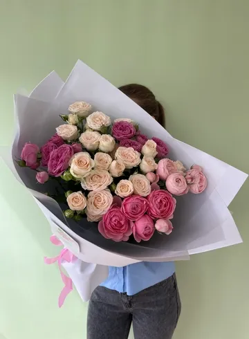 Микс из кустовых пионовидных роз от интернет-магазина цветов в 