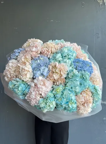 Воздушный букет с гортензиями  от интернет-магазина цветов в 