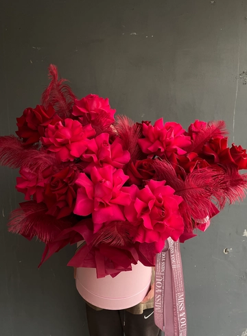 Композиция с красными и малиновыми ажурными розами от интернет-магазина цветов в 