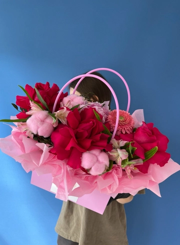 Сумочка с ароматными розами, альстромерией и герберами от интернет-магазина цветов в 