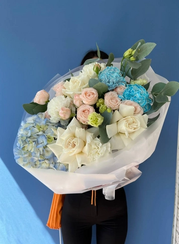 Воздушный букет с гортензией,кустовой розой, гвоздикой, ажурной розой и эвкалиптом от интернет-магазина цветов в 