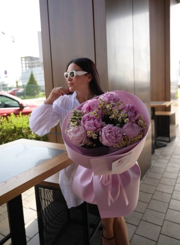 Нежный букет из пионов и полевой ромашки от интернет-магазина цветов в 