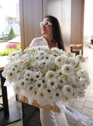 Хризантемы в корзине от интернет-магазина цветов в 