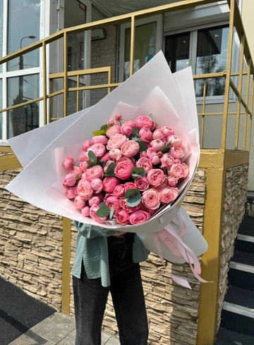 Эффектный букет из нежно-розовых кустовых роз  от интернет-магазина цветов в 