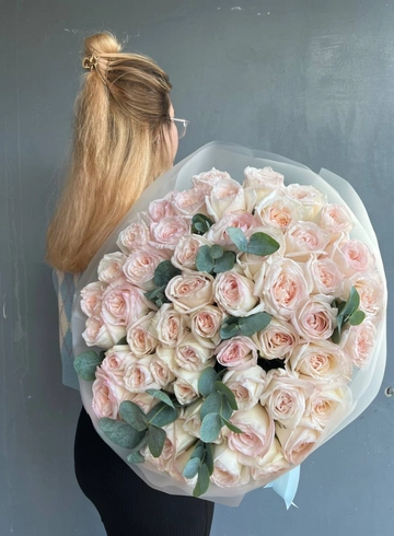 Ароматный букет из 51 парфюмированной розы Охара  от интернет-магазина цветов в 