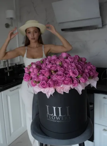 Яркие кустовые розы в шляпной коробке от интернет-магазина цветов в 