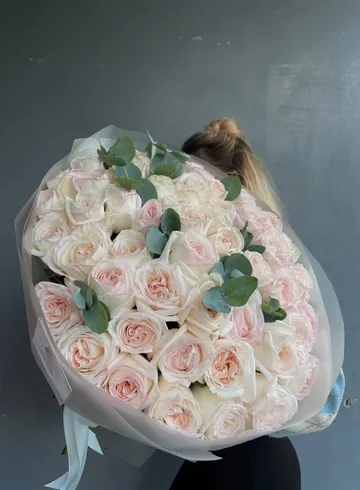 Большой букет из пионовидных роз от интернет-магазина цветов в 
