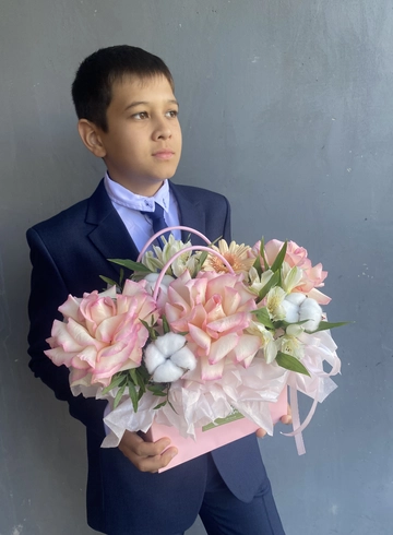 Композиция в сумочке в нежных тонах от интернет-магазина цветов в 