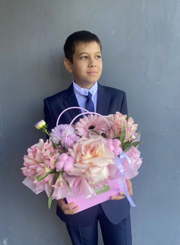 Сборная композиция в сумочке от интернет-магазина цветов в 