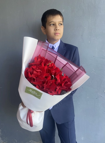 Монобукет из ярких ажурных роз от интернет-магазина цветов в 