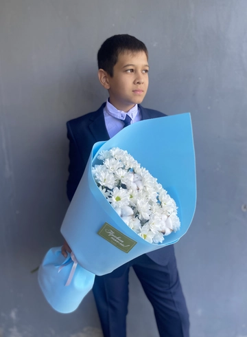 Монобукет из кустовых хризантем в голубом оформление от интернет-магазина цветов в 