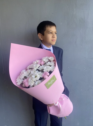 Монобукет из кустовых хризантем в розовом оформление от интернет-магазина цветов в 