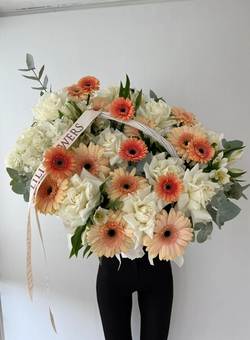 Композиция в корзине с яркими герберами от интернет-магазина цветов в 