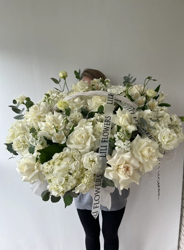 Белоснежная композиция в корзине от интернет-магазина цветов в 