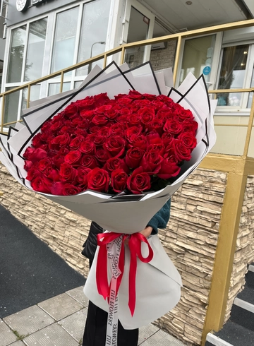 Монобукет из 101 метровой розы от интернет-магазина цветов в 