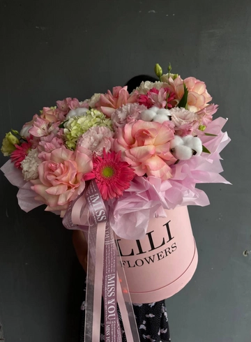 Яркая композиция в шляпной коробке с герберами от интернет-магазина цветов в 