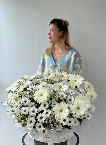 Композиция с хризантемой в белых оттенках от интернет-магазина цветов в 