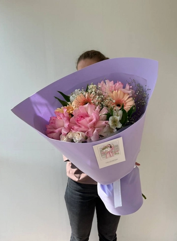 Сборный букет с яркими ажурными розами от интернет-магазина цветов в 