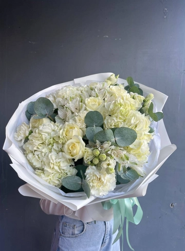 Сборный букет в белых тонах с гортензией от интернет-магазина цветов в 