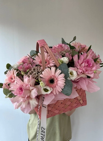 Композиция в корзине в розовых тонах с ажурными розами  от интернет-магазина цветов в 