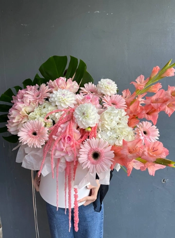 Композиция в шляпной коробке с георгинами от интернет-магазина цветов в 