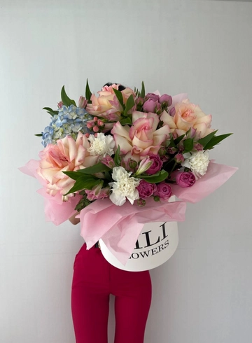 Композиция в коробке с кустовыми розами от интернет-магазина цветов в 