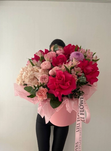 Композиция в коробке с яркими ажурными розами от интернет-магазина цветов в 