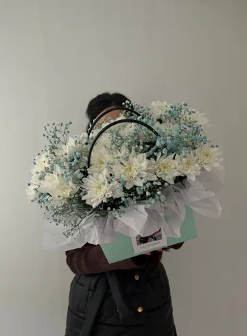 Композиция в сумочке из кустовой хризантемы и голубой гипсофилы от интернет-магазина цветов в 