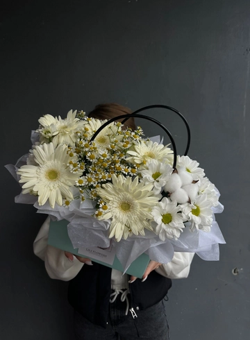 Композиция в сумочке с герберами и хризантемой от интернет-магазина цветов в 