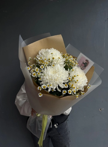 Букет из одноголовых хризантем и танацетума от интернет-магазина цветов в 