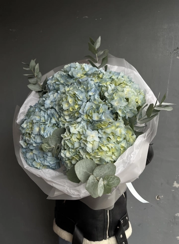 Объёмный букет из голубых гортензий от интернет-магазина цветов в 