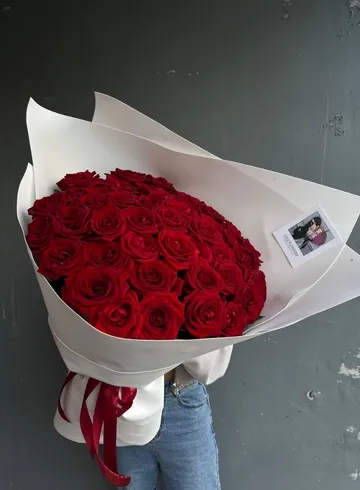 Монобукет из 51 красной розы от интернет-магазина цветов в 