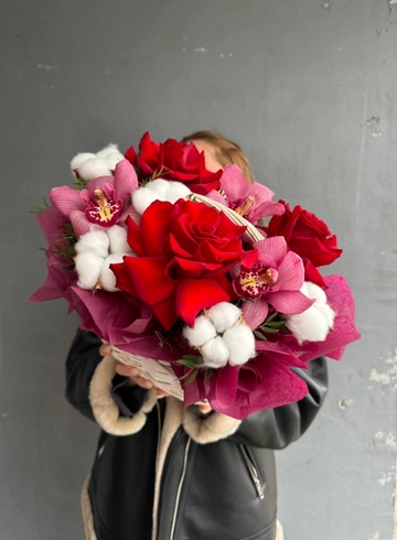 Композиция в корзинке с розовыми орхидеями от интернет-магазина цветов в 